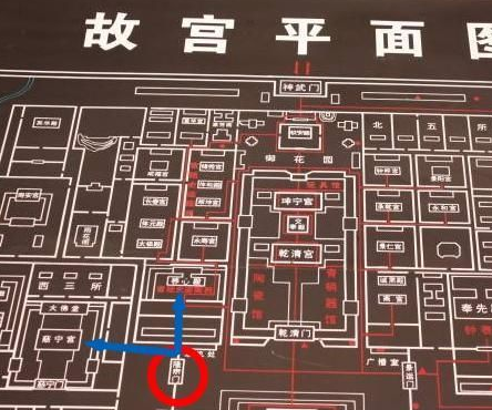 故宫隆宗门上为什么会有一个箭头?是谁留在那的