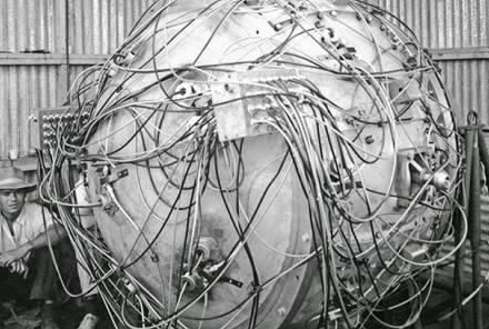 八张罕见老照片:世界上第一颗原子弹“瘦子”