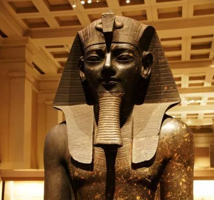 其王后纳芙蒂蒂曾当过法老,现知埃及历史上第二位女法老,也是著名美女