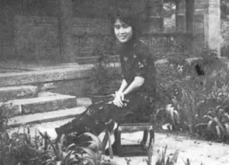 她独自抚养三个子女，晚年远走故国