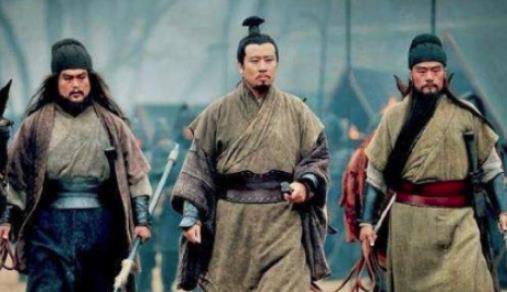曹操给关羽封侯，送赤兔马，刘备送了什么呢？