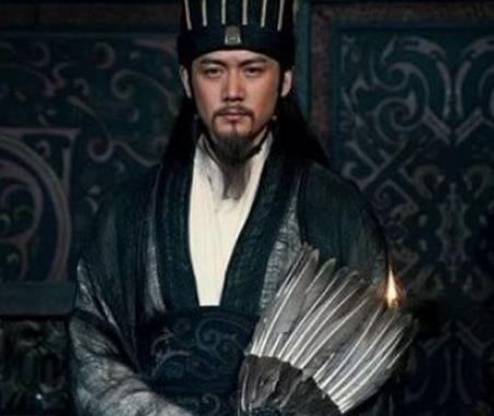 诸葛亮的扇子冬天也不离手，背后原因是什么？
