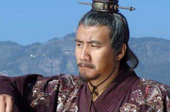 只因扶一把摔跤的皇帝就被判了斩立决?伺候皇帝不要太殷勤!