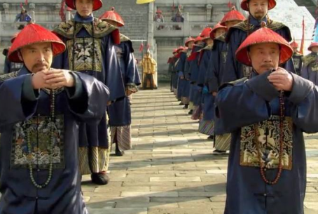 古代官员见到皇帝都是直接下跪 为什么清朝时期下跪时要甩袖子呢