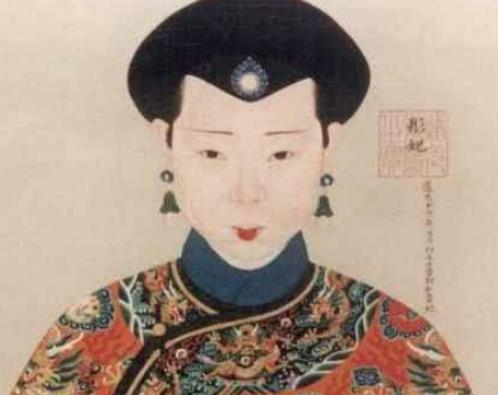 彤贵妃四年生下三胎，为何却被连降三级？