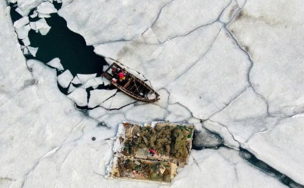 大连遭寒流突袭 许多渔船被凝固在冰面上