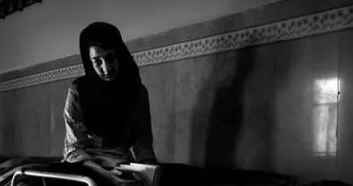 伊朗被判了死刑的女囚犯, 临刑前要找人破身, 男狱警太忙了 