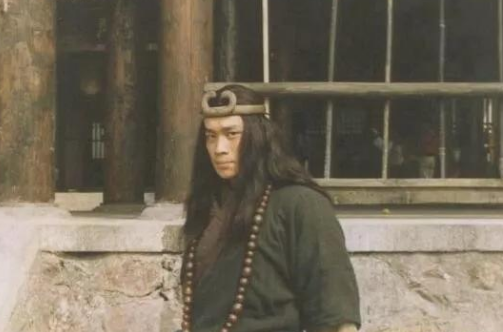 水浒传武松敬鲁达怕宋江,武松为什么会怕宋江?