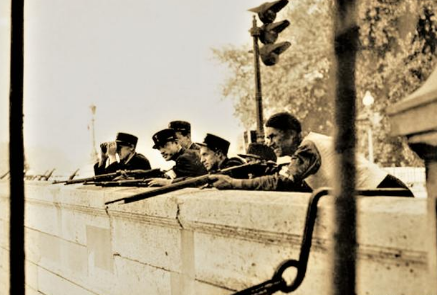 二战期间巴黎起义的照片 法军进入巴黎后受到了巴黎百姓的热情拥戴