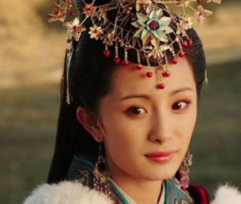 她伺候父子三人，换来了半个世纪的稳定