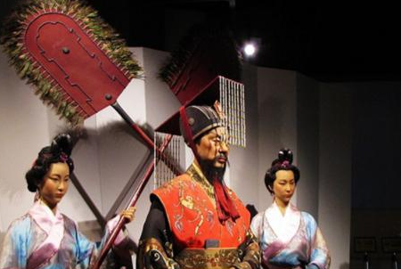 皇帝背后的扇子是用来干嘛的 为何出行还是上朝都出现呢