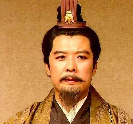 刘备既然是皇叔肯定是贵族出身 为什么她会沦落到卖草鞋的地步呢