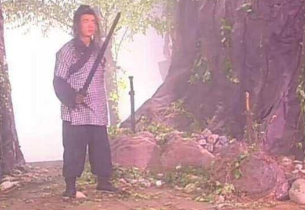 金庸笔下的三强好剑中：玄铁重剑排名第二 第一名威力无穷