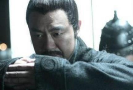 曹操邀请此人出谋划策，他的才智人人佩服