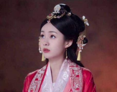 她从平民歌女到皇后之位，最后却自杀而死