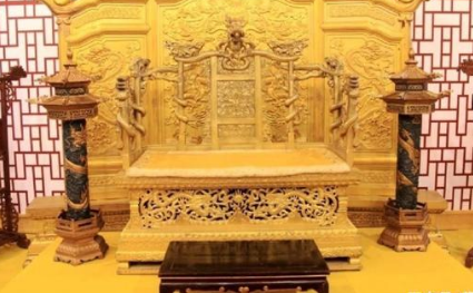 皇帝坐的龙椅看上去金灿灿的 到底是什么材料做的呢