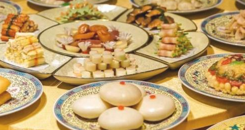 皇帝吃饭都是吃几口就换掉 吃剩下的饭菜都是怎么处理呢