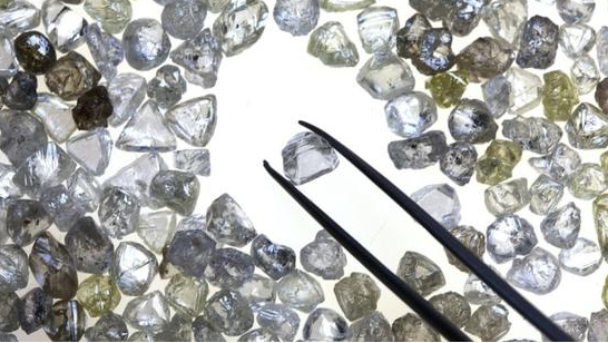 全球钻石供应过剩 戴比尔斯被迫降价5%