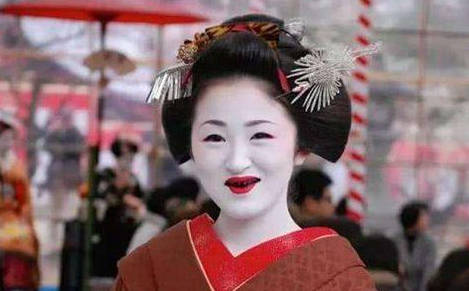 古代日本女性为什么要剃光眉毛染黑牙齿？有什么历史背景？
