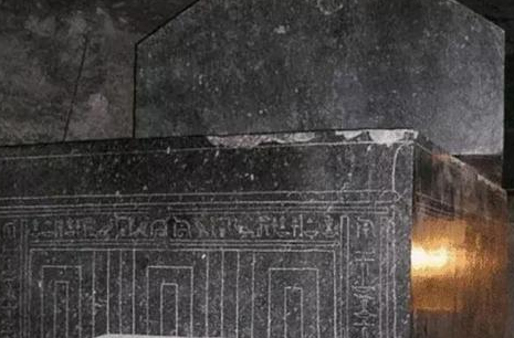 三千年前古埃及巨型石盒是怎么制作的？为什么这么精确？