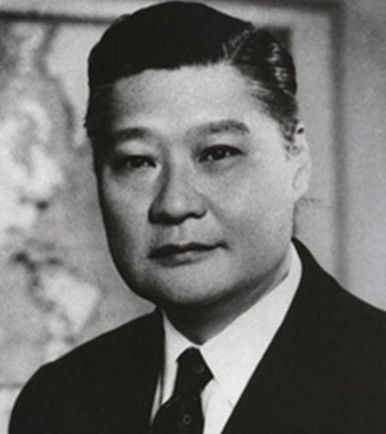 叶公超：原名崇智，字公超，近代著名外交家、书法家