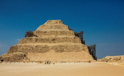 金字塔建筑类型的初始之作：左赛尔金字塔即圣卡拉的阶梯金字塔
