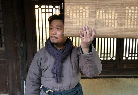 《老酒馆》老蘑菇为什么把三爷刺成重伤？老蘑菇黑化了吗？