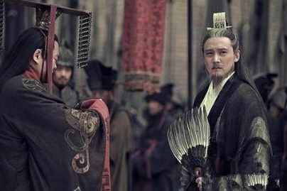 诸葛亮坚决自贬三级是真心还是作秀？他为什么这么做？