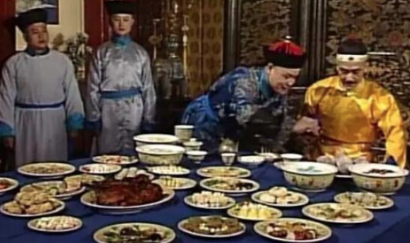 皇帝每顿吃多少个菜？吃不完的剩菜怎么处理？