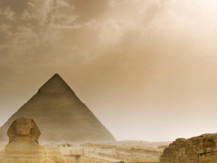 金字塔有一个从阶梯金字塔到标准金字塔 即古典金字塔的演变过程
