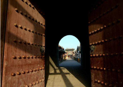 古代的城门都是朝里面开的 这是为什么呢