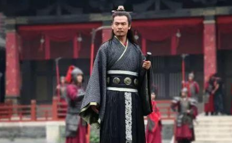 历史上的首位丞相是谁？自己也是皇室血脉却辅佐了三代君王！