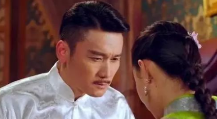 丫鬟一部位特殊被少爷纳为妾，婚后生三子一女，次子大名无人不晓