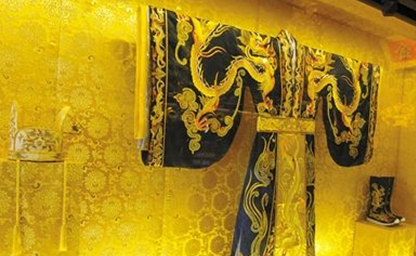 清朝皇帝的龙袍是什么样的？清朝有没有保留下来的龙袍？