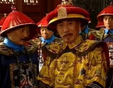 皇帝问一贪官：朕没钱怎么办？他说：抄家就有钱了，皇帝说：升官 