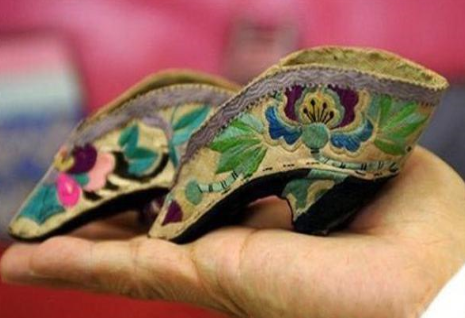 “三寸金莲”这个词是怎么来的？古代女子为何要缠足？