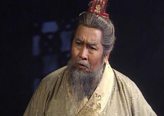 赤壁之战中，曹操为何对黄盖投降一事深信不疑？