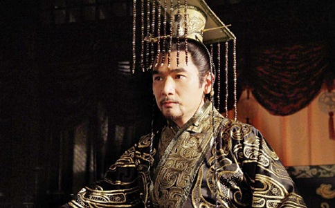 为何皇帝的龙袍从黑色变成了黄色呢？