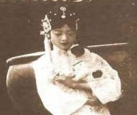 私通侍卫生下的婉容，生下的孩子是什么结局？是什么下场？