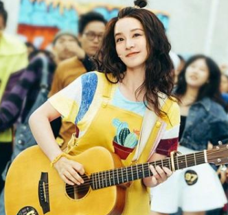 《温暖的抱抱》李沁饰演的是谁？与喜剧大咖沈腾合作