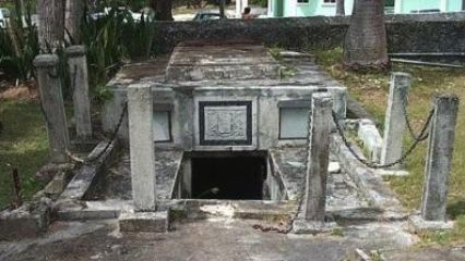 是什么力量使巴巴多斯棺材移动？是自然因素还是鬼神力量？