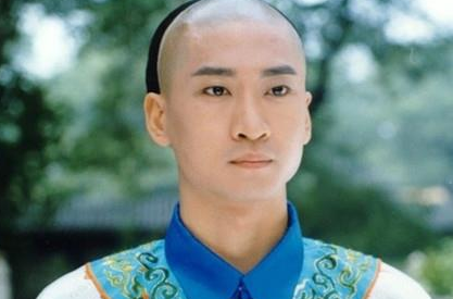 和珅的儿子跟福尔康的儿子一个姓，这是什么原因？