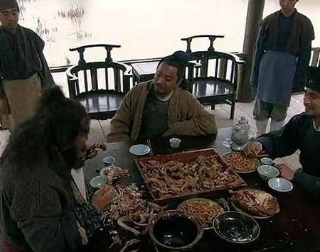 古人结账丢下银子就走,小二也不阻拦 小二就不怕钱给少了吗