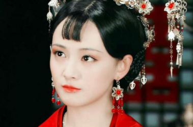 她是乾隆的孙媳妇，死后被封皇后被葬了三次！