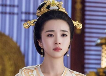 她本是前朝公主， 亡国后却前后侍奉了两任皇帝