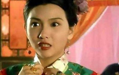 她是皇太极的养女，生父的身份也极为显赫