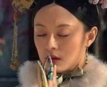 清朝后宫嫔妃的指甲长套是什么作用？为了方便皇帝！