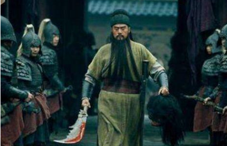 潘璋明明用不了青龙偃月刀为什么还要把它带在身边？