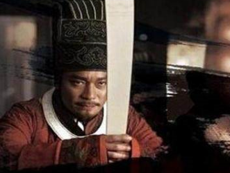 秦桧跪像旁边的女性是谁？她为什么要跪着