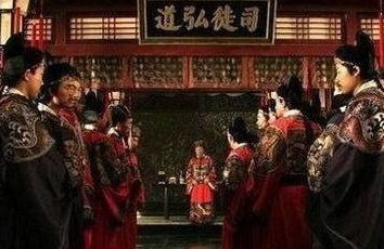 崇祯皇帝在自缢前，为什么要厚葬魏忠贤？原因是什么